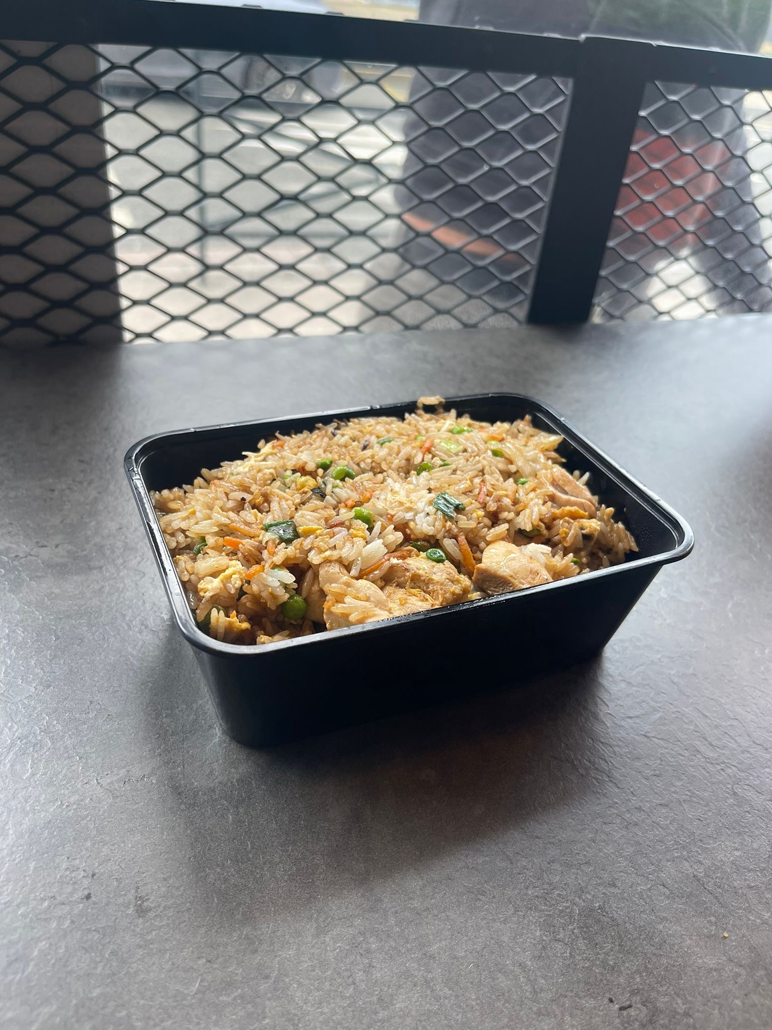 Speed Rice avec morceaux de poulet et œuf - Woky's Compiègne