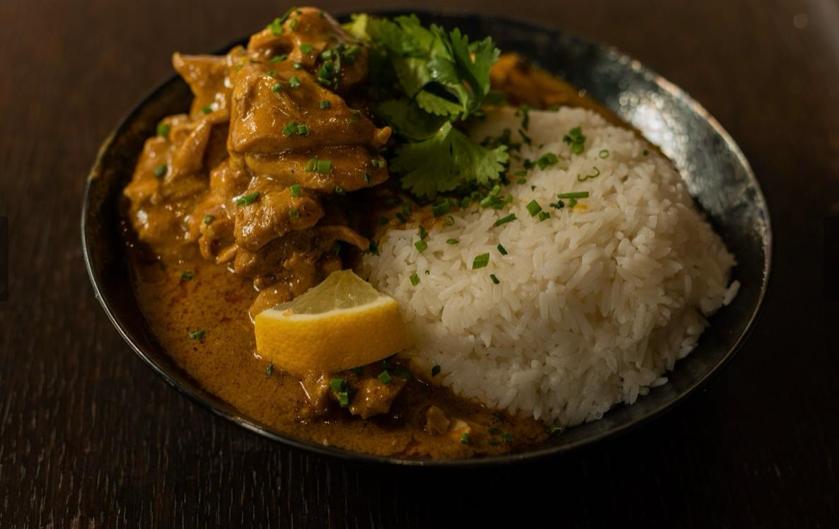 Plat de Poulet au curry onctueux - Woky's Compiègne